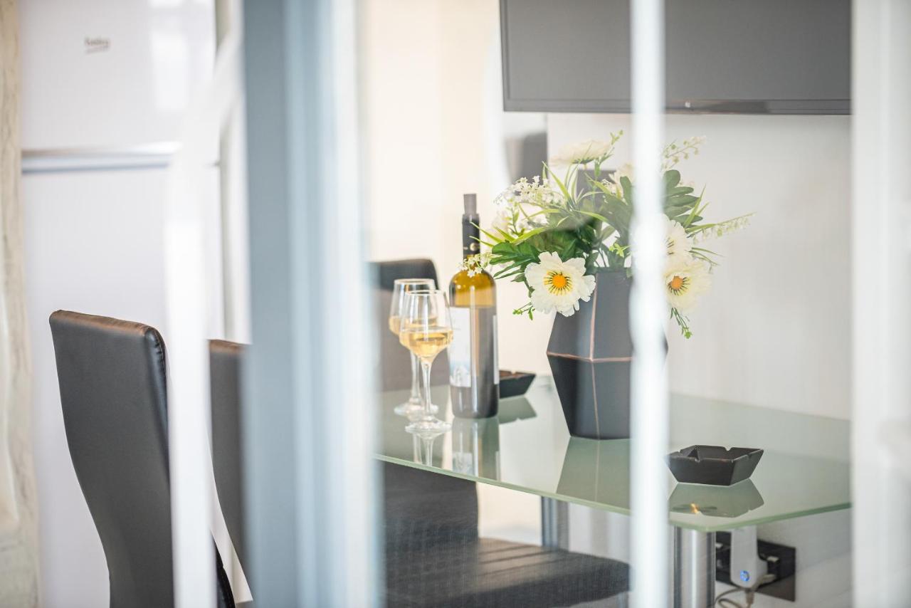 Rhenea Apartment *
