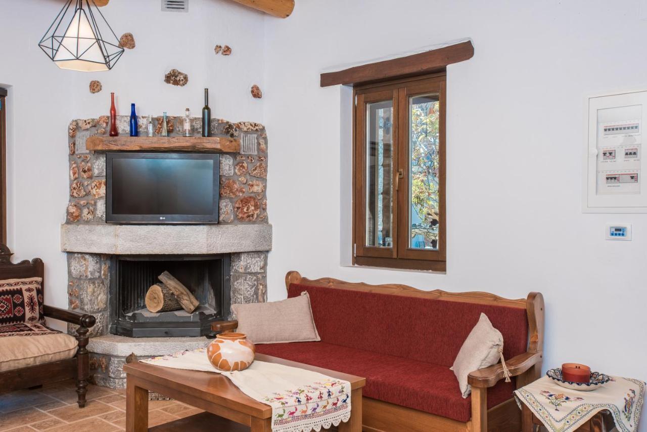 Aradena Traditional House 4 *