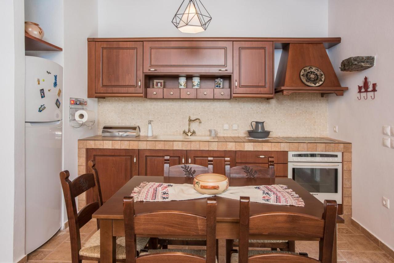 Aradena Traditional House 4 *