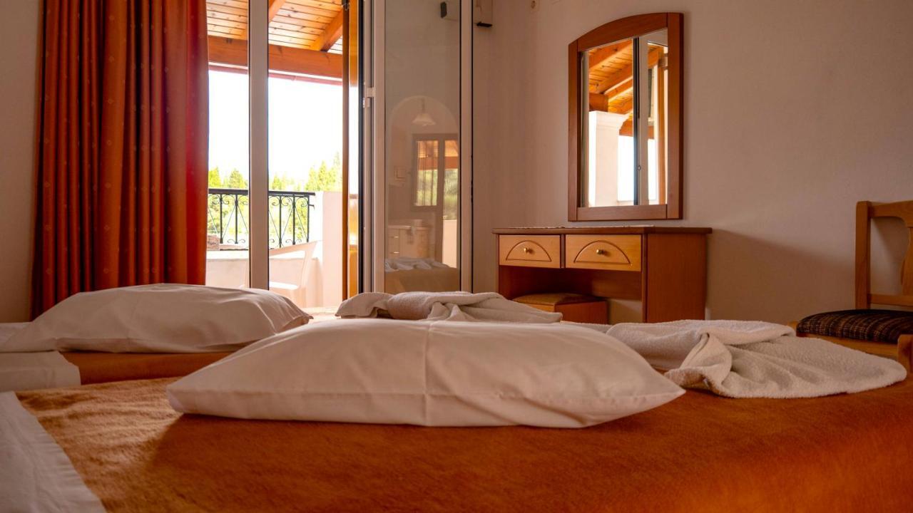 Tria Adelphia Arillas (Corfu)