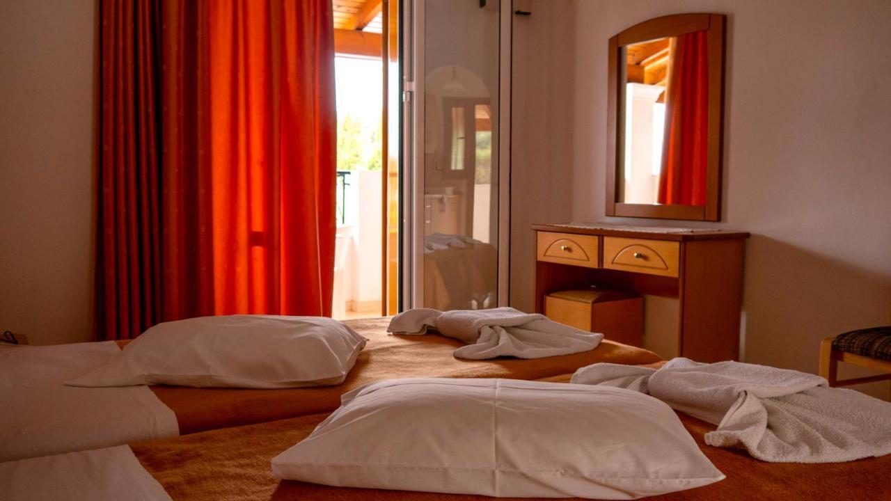 Tria Adelphia Aparthotel 2*