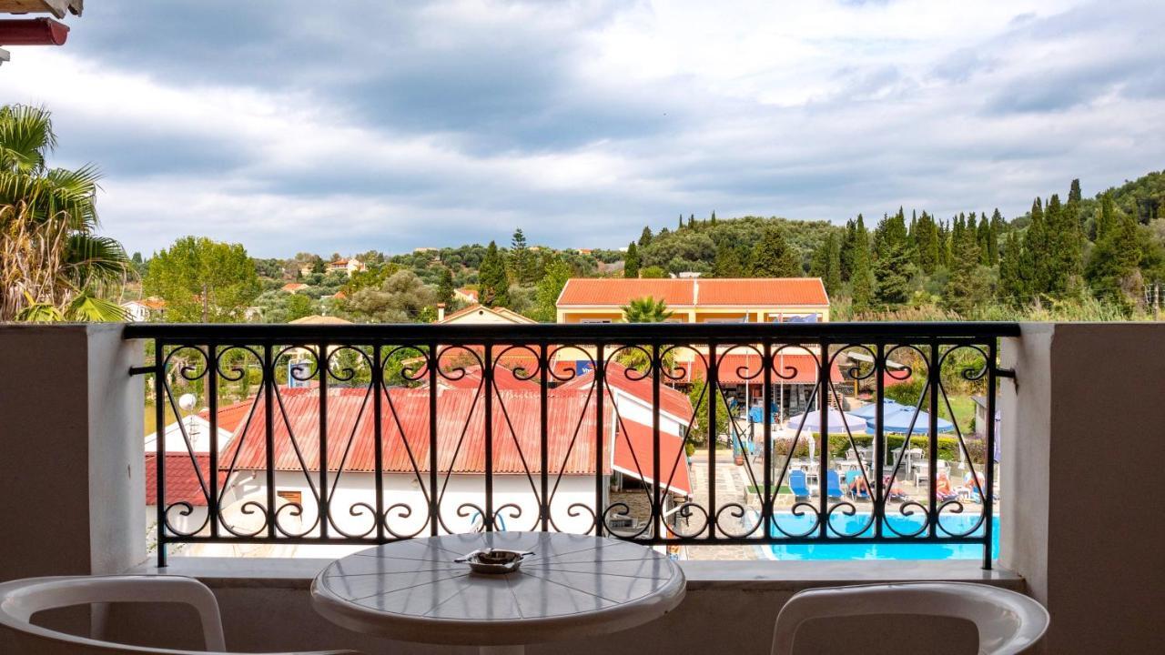 Aparthotel Tria Adelphia 2*
