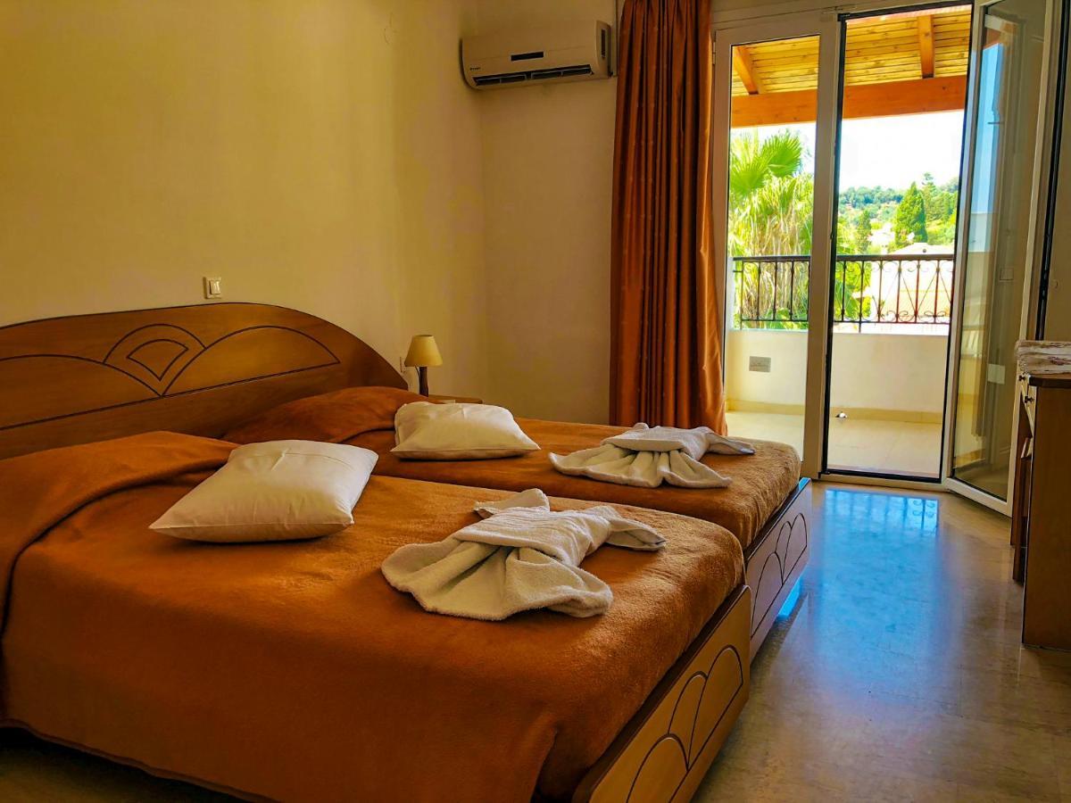 Tria Adelphia 2* Arillas (Corfu)