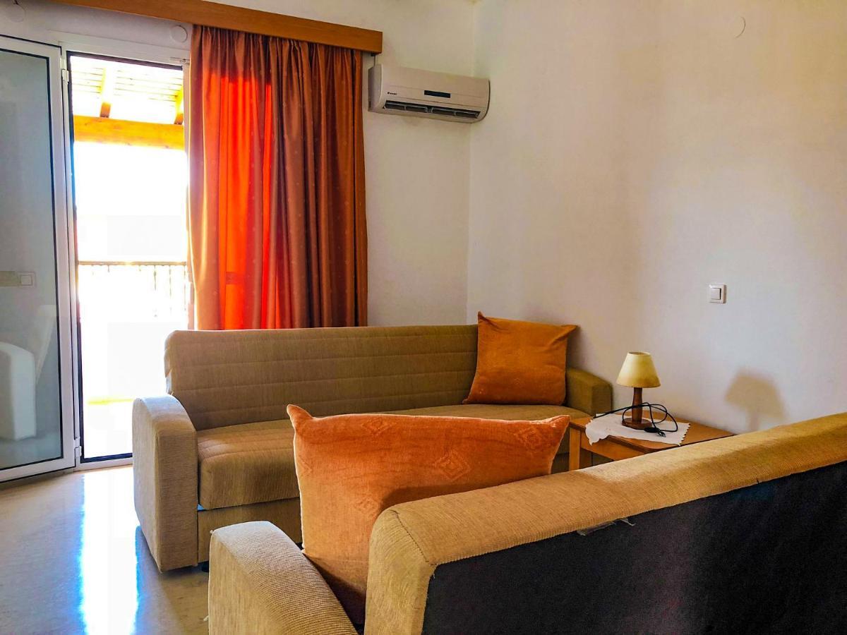 Tria Adelphia Aparthotel 2*