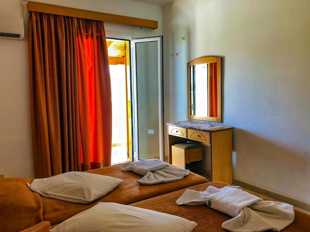 Aparthotel Tria Adelphia
