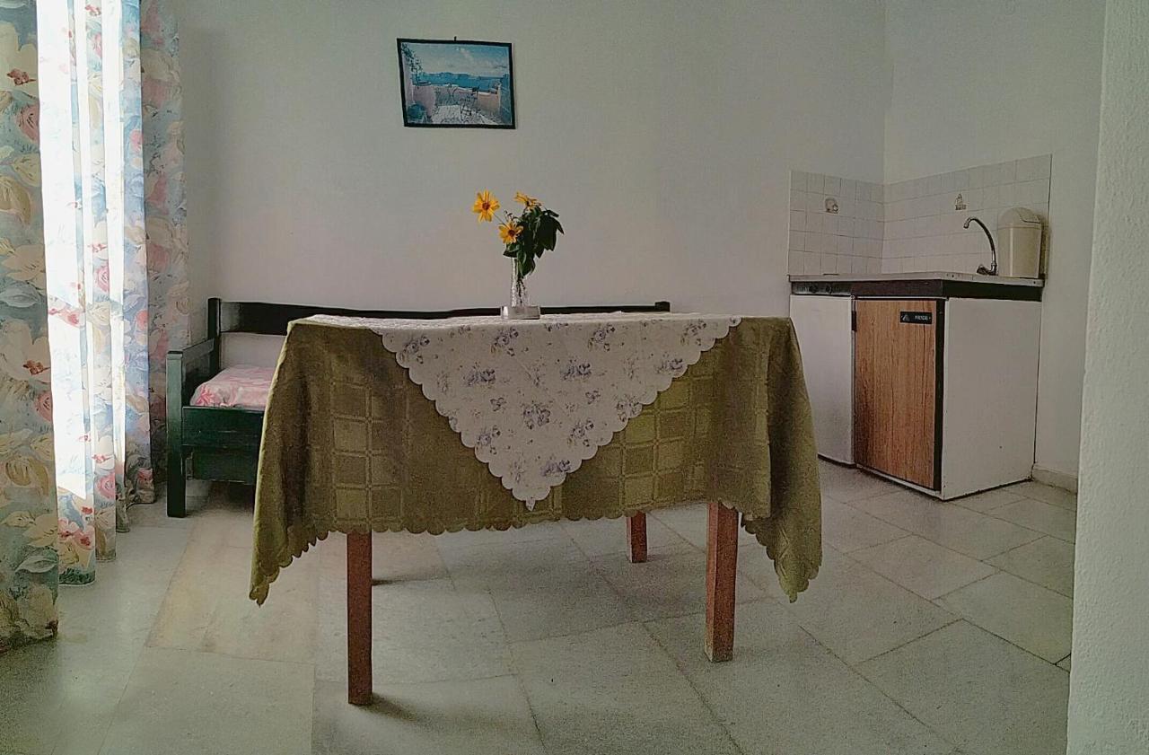 Chrisanthi Apartment *