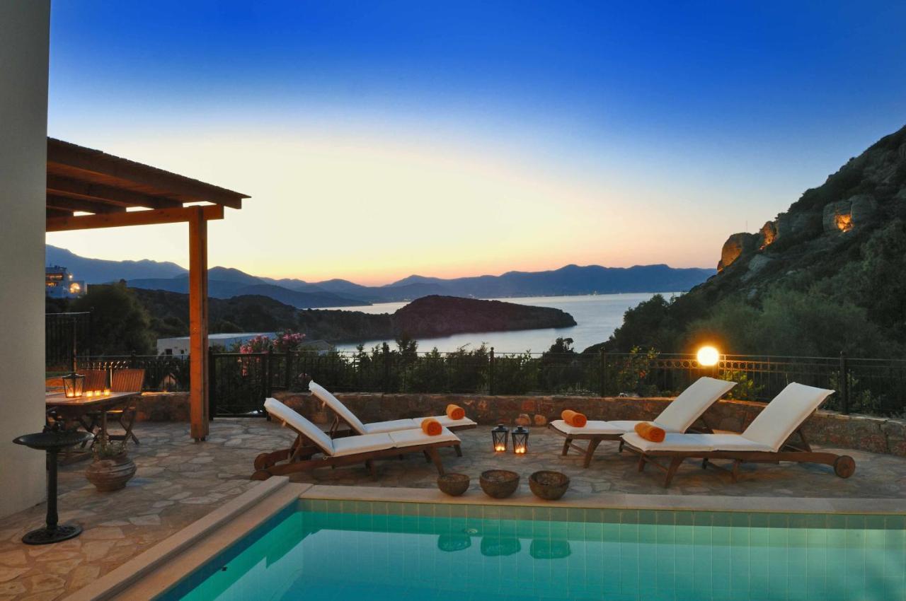 Villa Spacious With Private Pool And Sea View, Just 150 Meters From The Sea