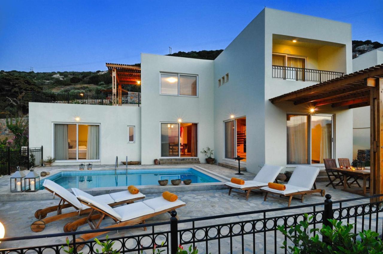 Villa Spacious With Private Pool And Sea View, Just 150 Meters From The Sea *