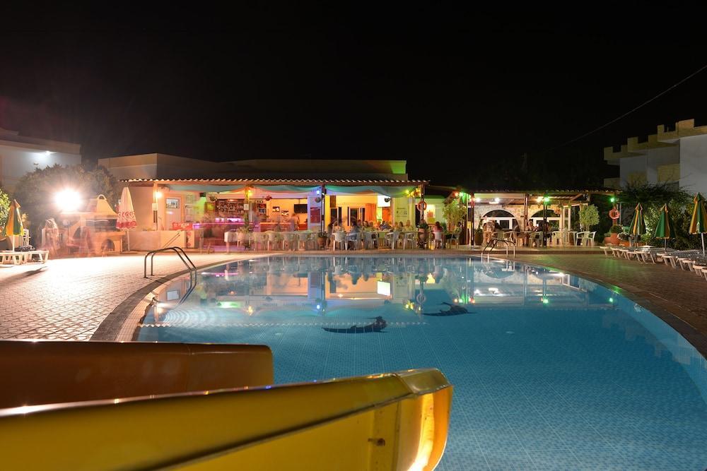 Fili Aparthotel 2*
