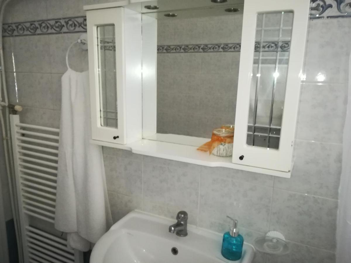 2nd Floor In Apartment *