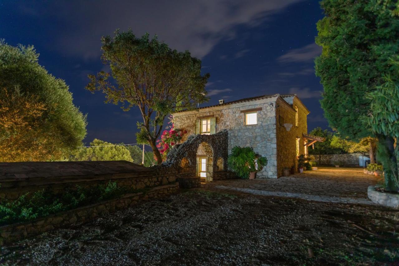 Louiza - Luxury Stone Volimes