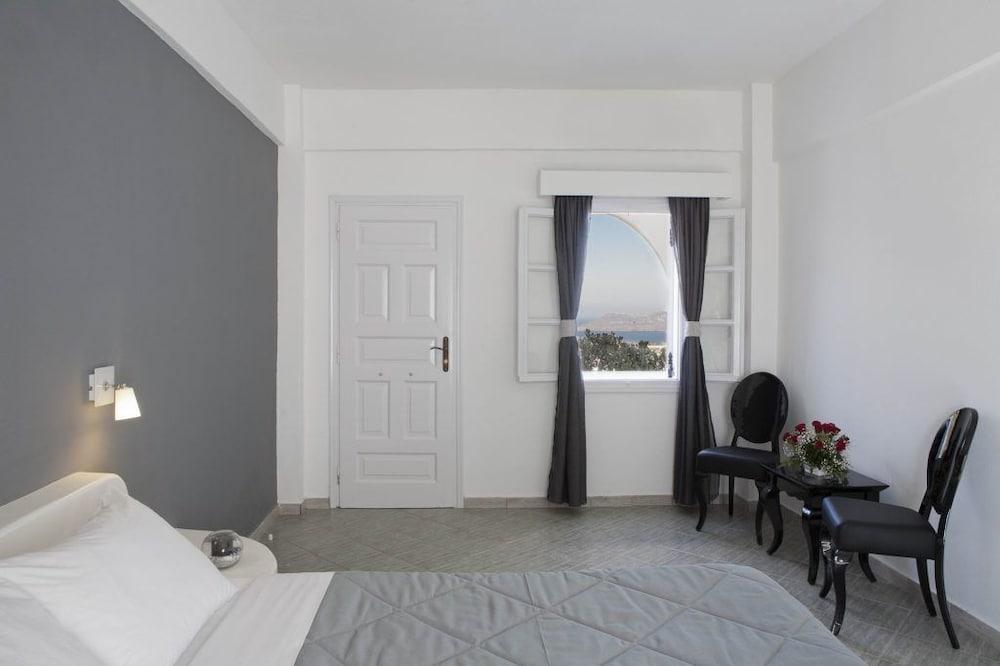 Philippion Boutique Fira (Santorini)