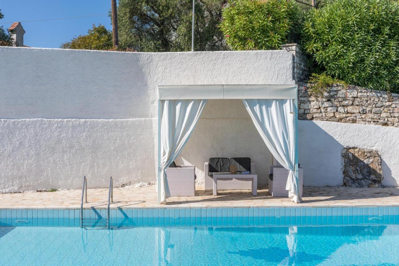 Andonis Villa *
