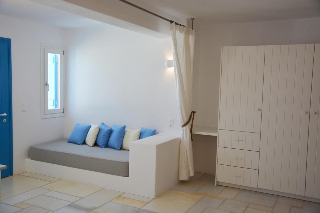 White Blue & * Parikia (Paros)