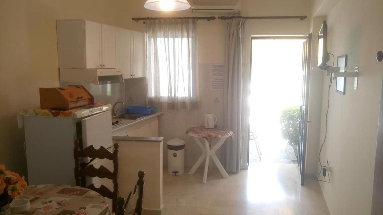 Leonidas Apartment