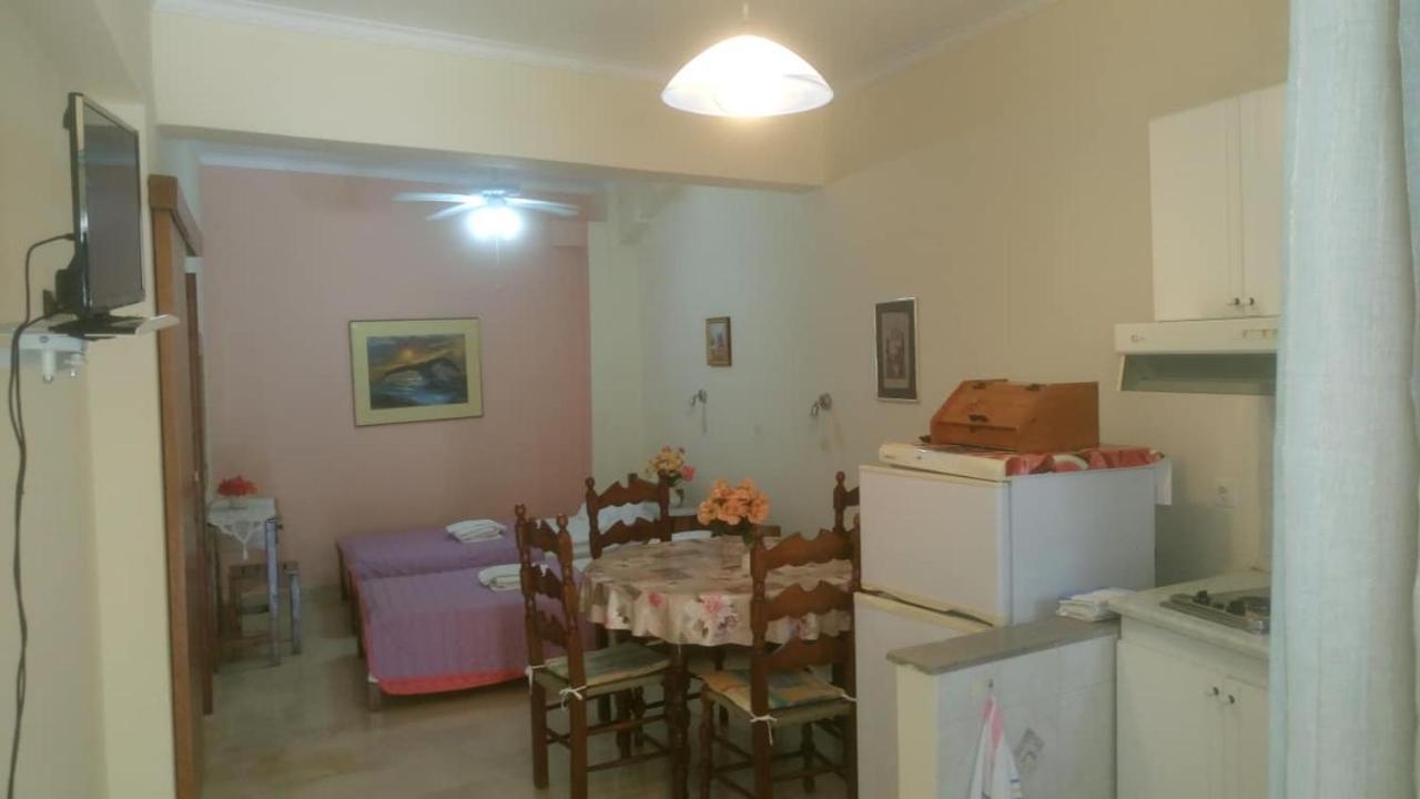 Leonidas Apartment