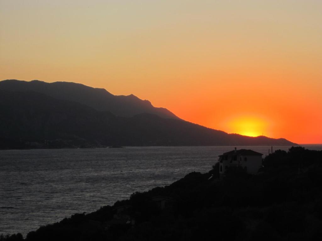 Scorpios & 3* Samos Town