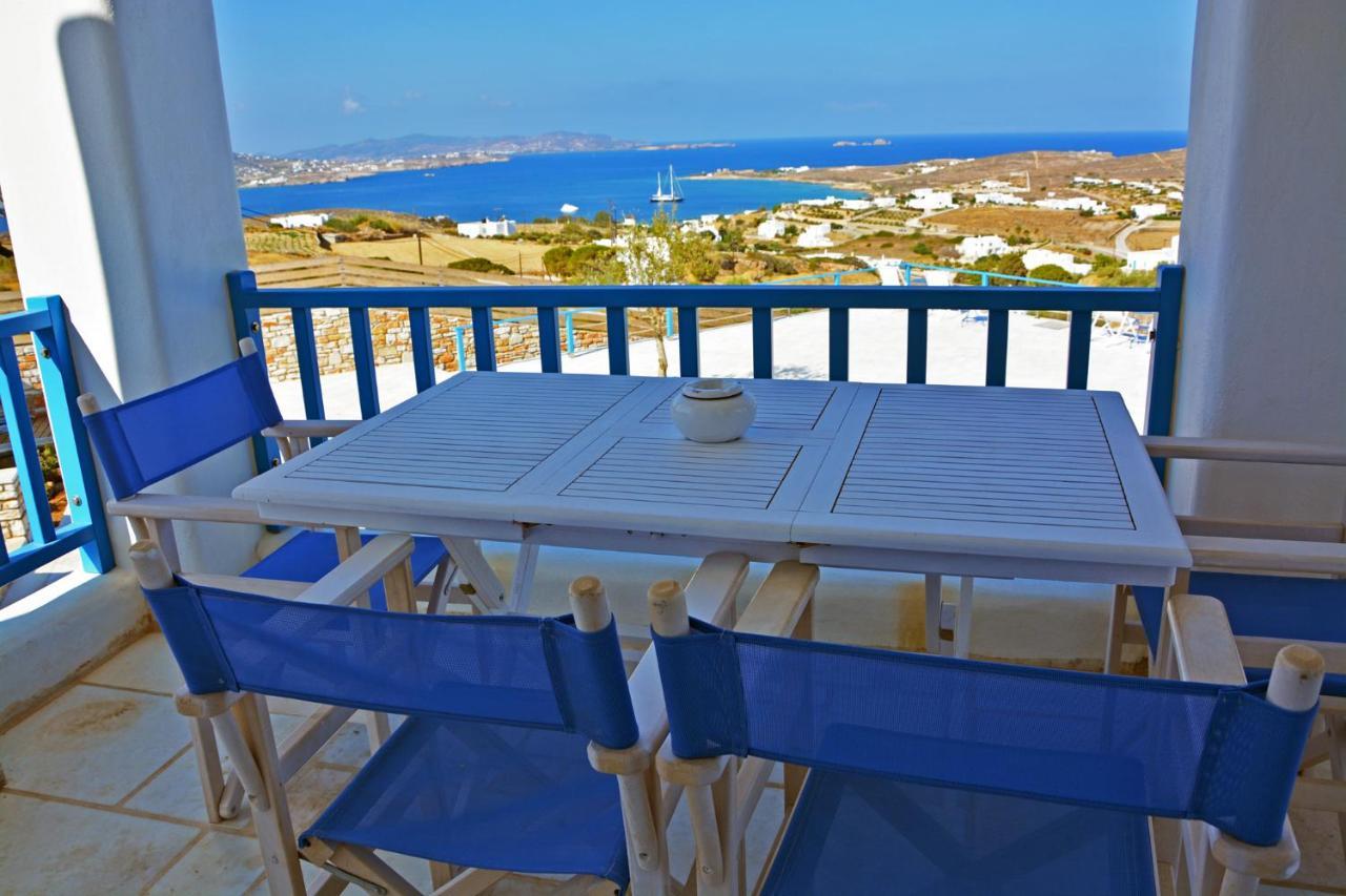 White Blue & * Parikia (Paros)