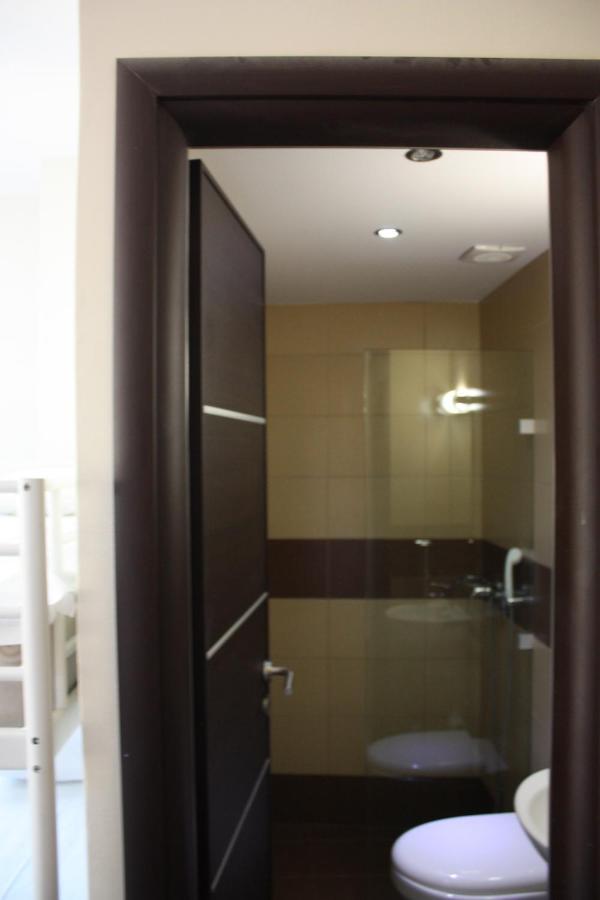 Pella Inn Hostel Hotel
