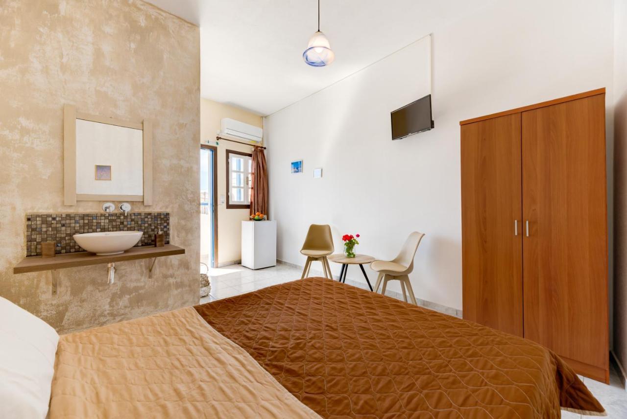 Onar & Aparthotel Perissa (Santorini)