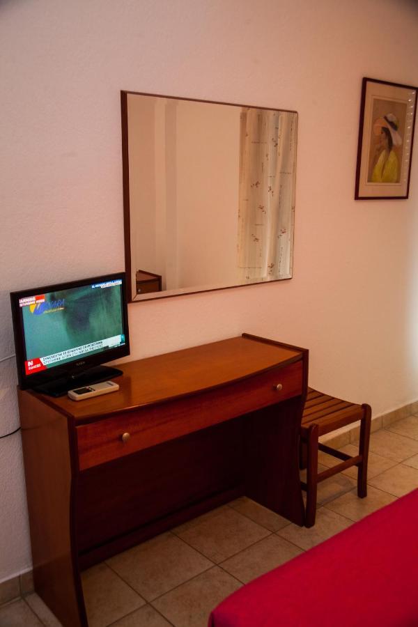Adonis Hotel *