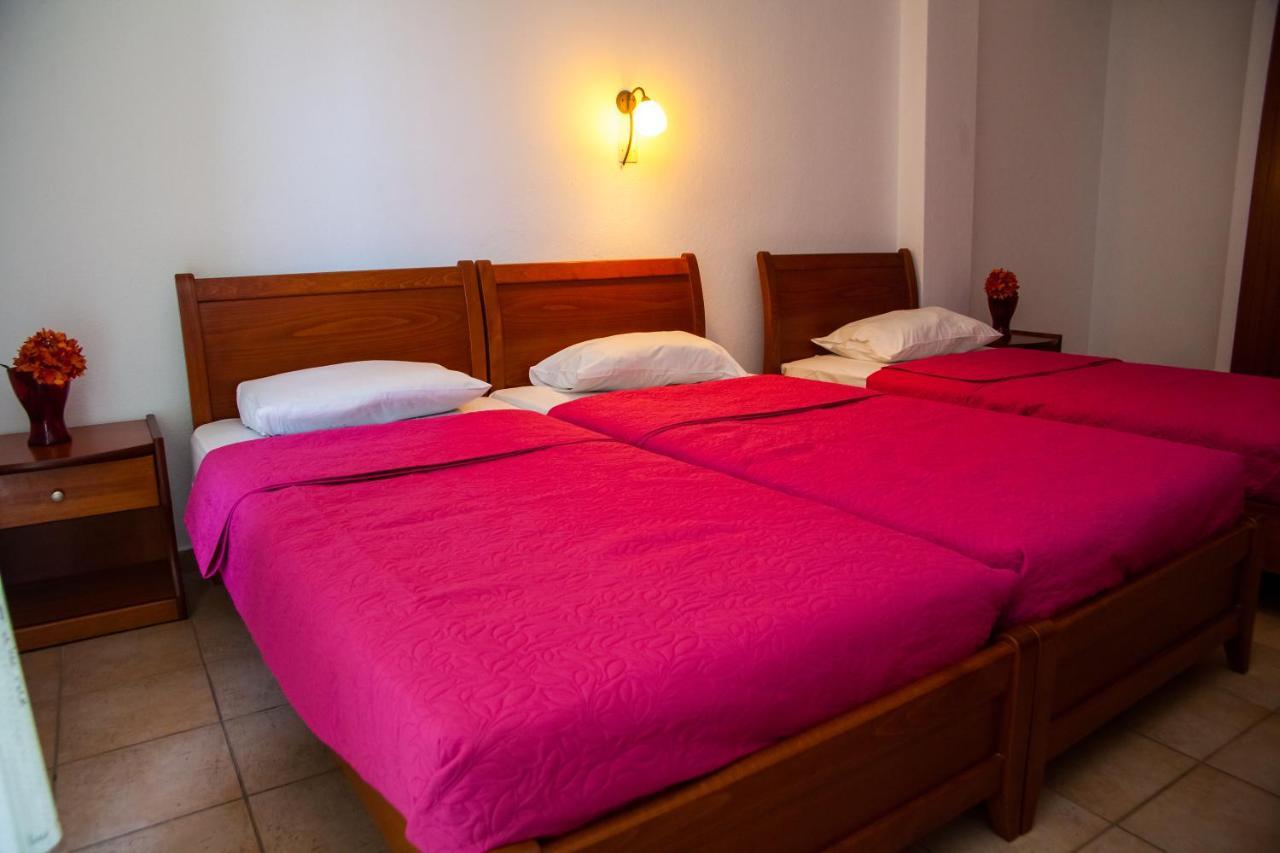 Adonis Hotel *