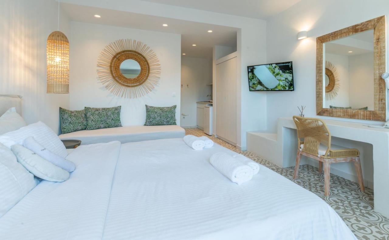Adonis & Hotel Naousa (Paros)