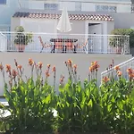 Malibu Studios & Apartments
