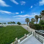 Seas The Day - Beachfront, Amazing Sea Views