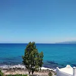 1 Bedroom Renovated Apartment By The Sea-Summermemories