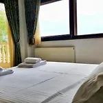 Bungalow White Tennis Apartments & Suites