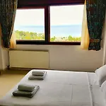Bungalow White Tennis Apartments & Suites