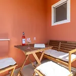 Vitouhouse Lakones