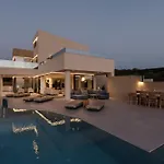 Aerial Villa - Sea & City Gaze With Daily Housekeeping By Etouri