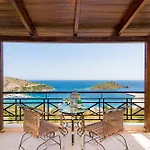 Coastal Paradise Found - Komis\' Private Pool Retreat