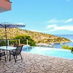 Coastal Paradise Found - Komis\' Private Pool Retreat