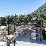 Crystal Blue Hotel, Barbati
