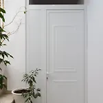 Theo Apartments