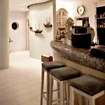 Mari Apartments