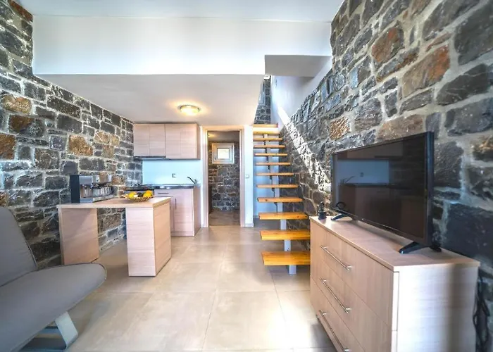 Terrazeus - Stone House Beachfront 3