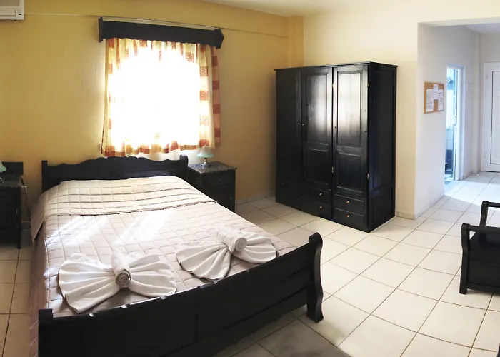 Royal Hotel And Suites