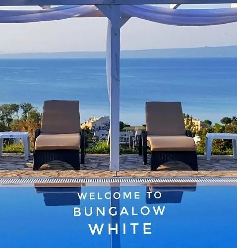Bungalow White Tennis Apartments & Suites