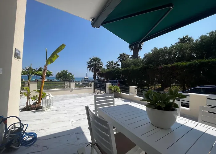 Seas The Day - Beachfront, Amazing Sea Views