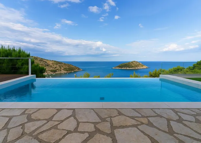 Coastal Paradise Found - Komis\' Private Pool Retreat