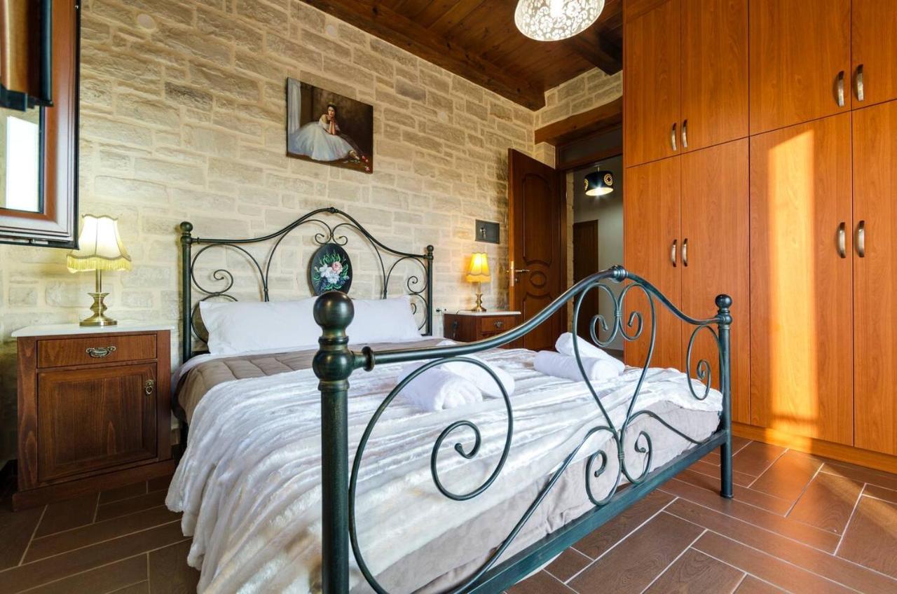 Villa Ahlades *