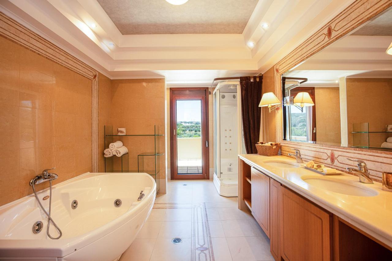 Palm Hill Villa, Royal Retreat, By Thinkvilla Villa *