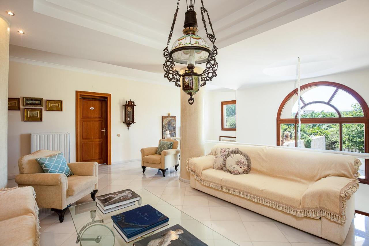 Palm Hill Villa, Royal Retreat, By Thinkvilla