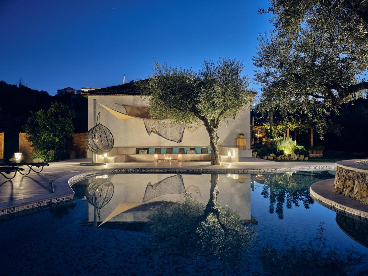 Castelletto Heated Pool Jacuzzi *
