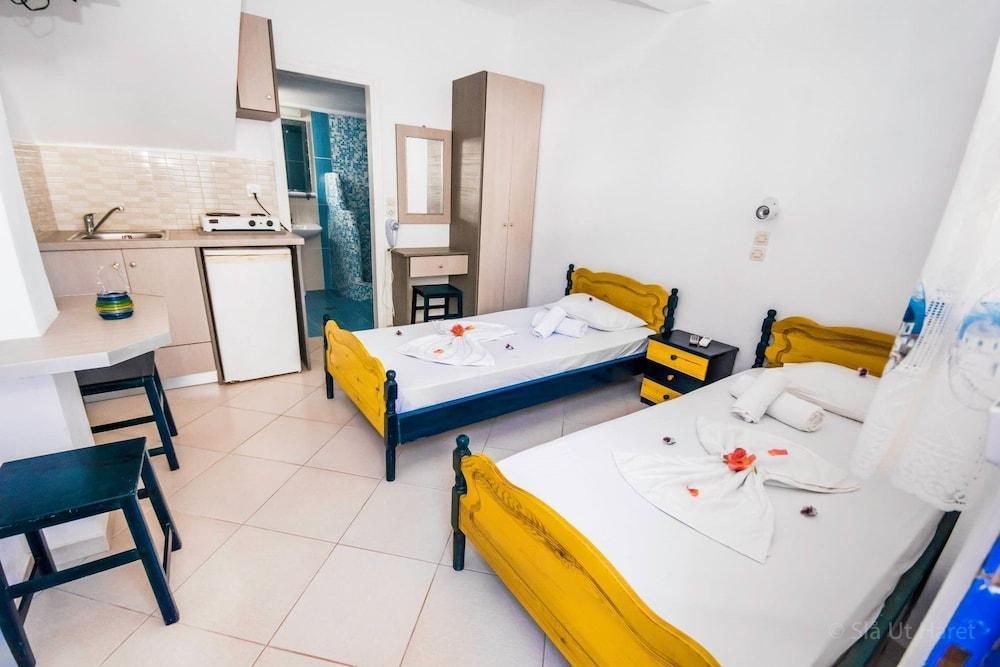 Honeymoon Aparthotel Perivolos (Santorini)