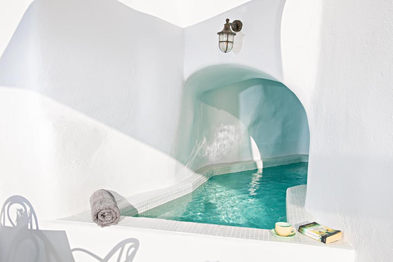 Villa Revelis & Canava Fira (Santorini)